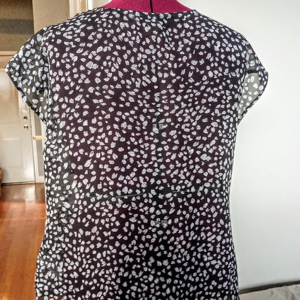 Relativity B&W Print Ruffle Front Cap Sleeve Top - Picture 3 of 7